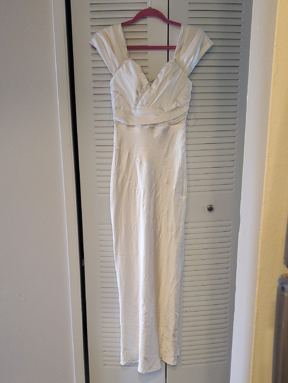 Selfie Leslie NWT Elegant White V-Neck Maxi Dress